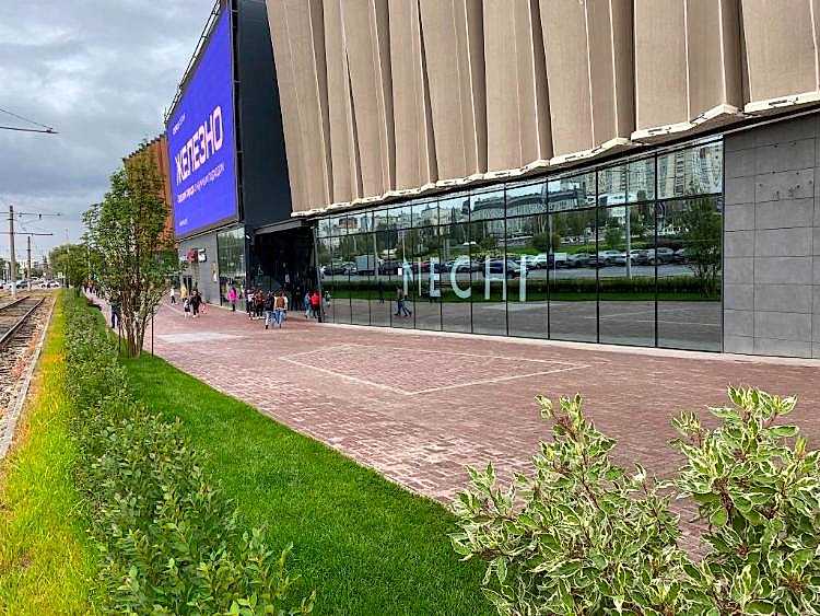 Озеленение ТРЦ iMall Эспланада в самом центре города Алматы. 