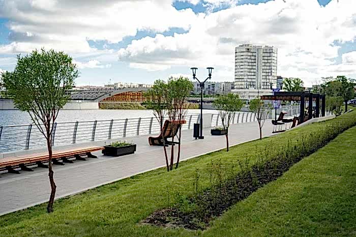 Фогорафии озеленения наберженой реки Миасс в Астане